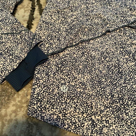 Lululemon Runaway Jacket - size 8 - Picture 9 of 13